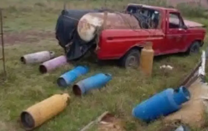 Aseguran vehículos y material para robo de hidrocarburo en Texmelucan