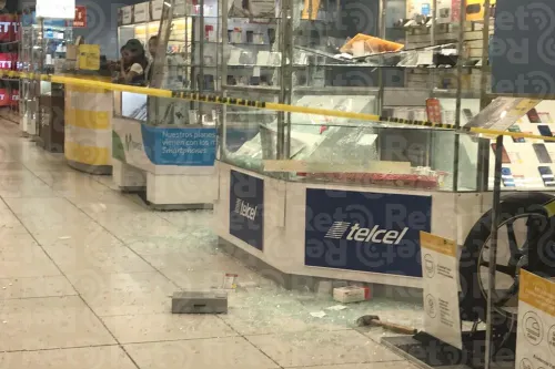 Con martillos en mano, roban celulares en Coppel del Centro Histórico