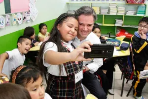 Titular de la SEP visita a Andrea,  la niña que lo corrigió