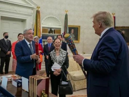 López Obrador y Trump intercambian bates de béisbol en la Casa Blanca
