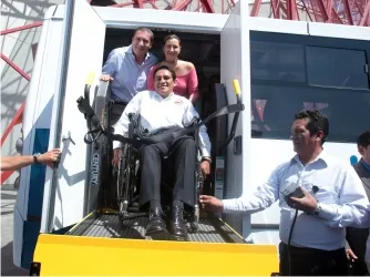 RMV y presidenta del SEDIF dan banderazo de transporte adaptado para discapacitados