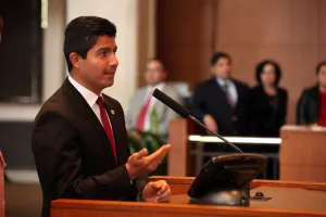 Eduardo Rivera asiste a festividades del 5 de mayo en Texas