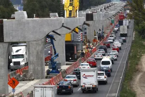 Impacta tráiler contra estructura del segundo piso de la Mex-Pue