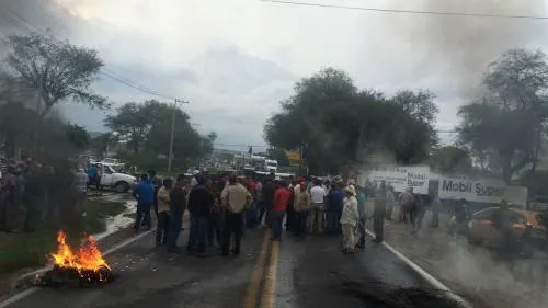 Pobladores de Tepanco intentaron linchar a asaltante, bloquearon carretera federal a Tehuacán