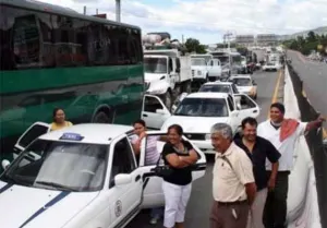 Principal acceso a Acapulco permanece cerrado desde la tarde de ayer