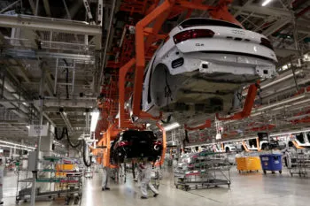 Trump frena un mes más los aranceles a los autos de México y Canadá