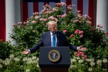 Corte Suprema de Estados Unidos permite a Trump eliminar estatus legal de más de 500 mil migrantes