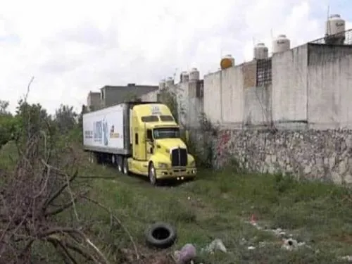 Abandona Fiscalía de Jalisco tráiler con cerca de 100 cadáveres