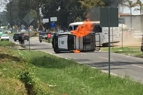 Queman patrulla y automóvil particular vecinos de San Lucas El Grande