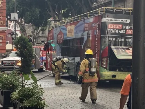 Por falla mecánica, explotan neumáticos de un Turibús en el zócalo de Puebla