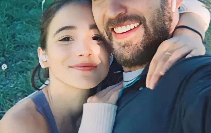 Chris Evans y Alba Baptista