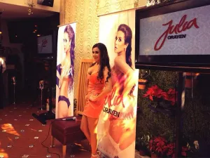 Sexy calendario de Julia Orayen ayudará a niños de la calle