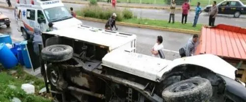 Se vuelca camioneta en el Panteón Jardín Eterno