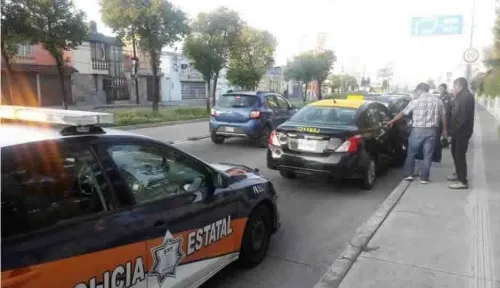 Hombre con bate de beisbol rompe cristal de un vehículo particular de Uber
