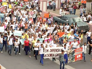CNTE ahora obliga a niños a marchar; con engaños, maestros llamaron a clases