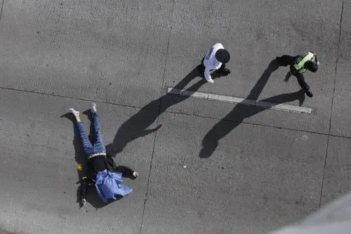 Muere motociclista al caer del puente 485