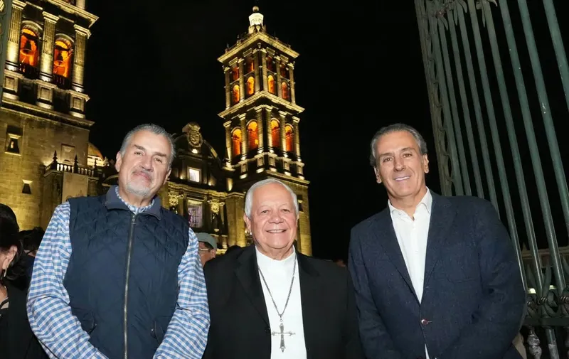 Francisco Rodríguez, secretario general de Gobierno del Ayuntamiento de Puebla; Pepe Chedraui, presidente municipal de Puebla, y Víctor Sánchez, administrador apostólico de la Arquidiócesis de Puebla. Foto: Especial