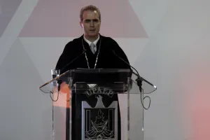De informes de resultados y presuntos retiros en medios