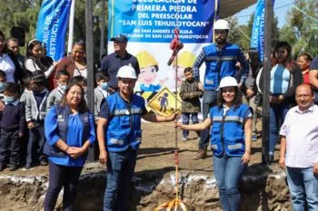 Edmundo Tlatehui coloca la primera piedra del preescolar San Luis Tehuiloyocan