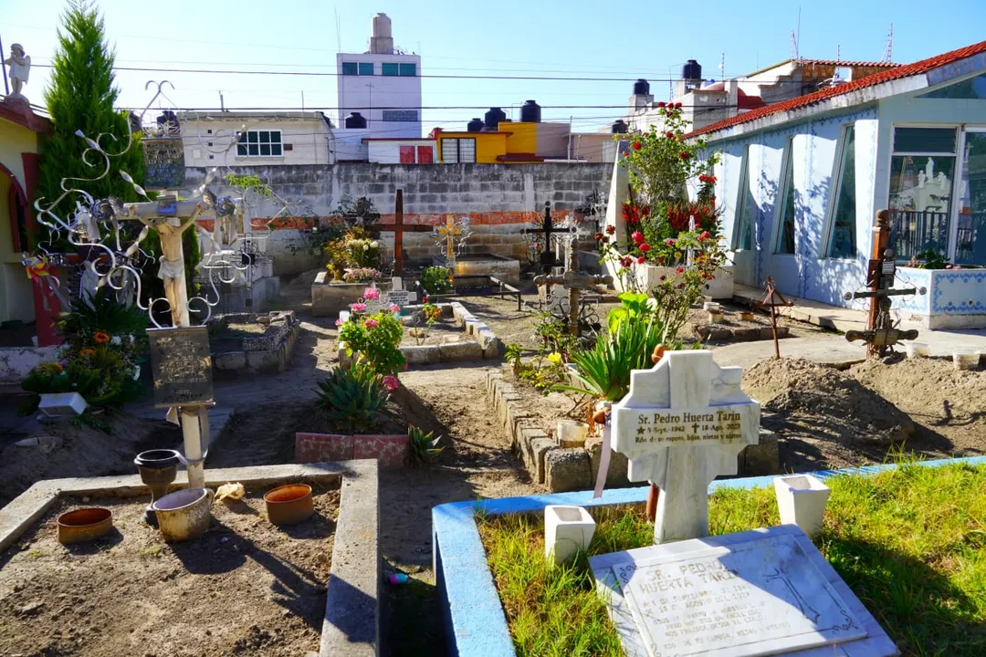 Gobierno de Texmelucan informa sobre horarios especiales en panteones municipales con motivo de Día de Muertos