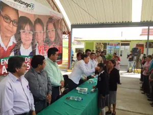 Coronango y fundación entregan lentes a alumnos