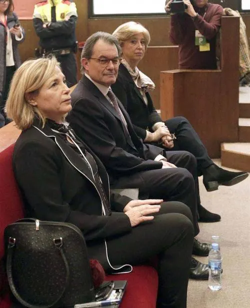 Condenan a expresidente de Cataluña a dos años de inhabilitación