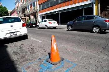 Ayuntamiento de Puebla ya ha sancionado a tres negocios por apartar lugares en vía pública