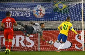 De panzazo Brasil saca triunfo a un Perú combativo