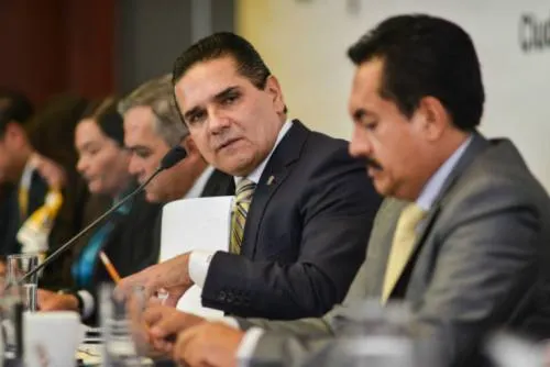 Autoridades aceptan pago a maestros de Michoacán si retiran bloqueos