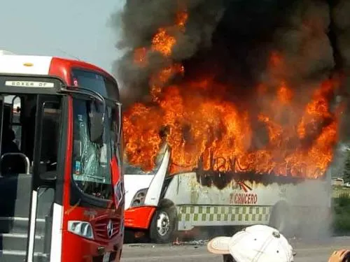 Vecinos incendian camiones durante protesta en Edomex