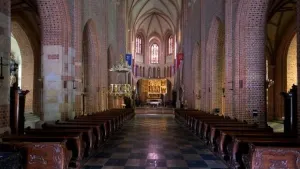 Capturan a sacerdote polaco por fumar marihuana con menores