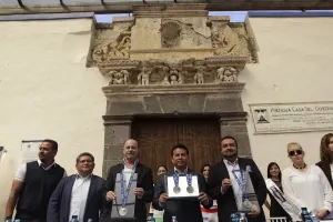 Presentan medalla del Maratón Internacional de Puebla 2015