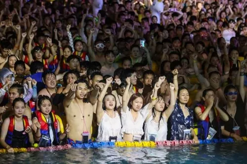 Miles asisten a macrofiesta tecno en Wuhan, donde comenzó la pandemia del Covid-19
