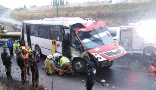 Volcadura de transporte público deja 16 heridos en la federal a Tehuacán