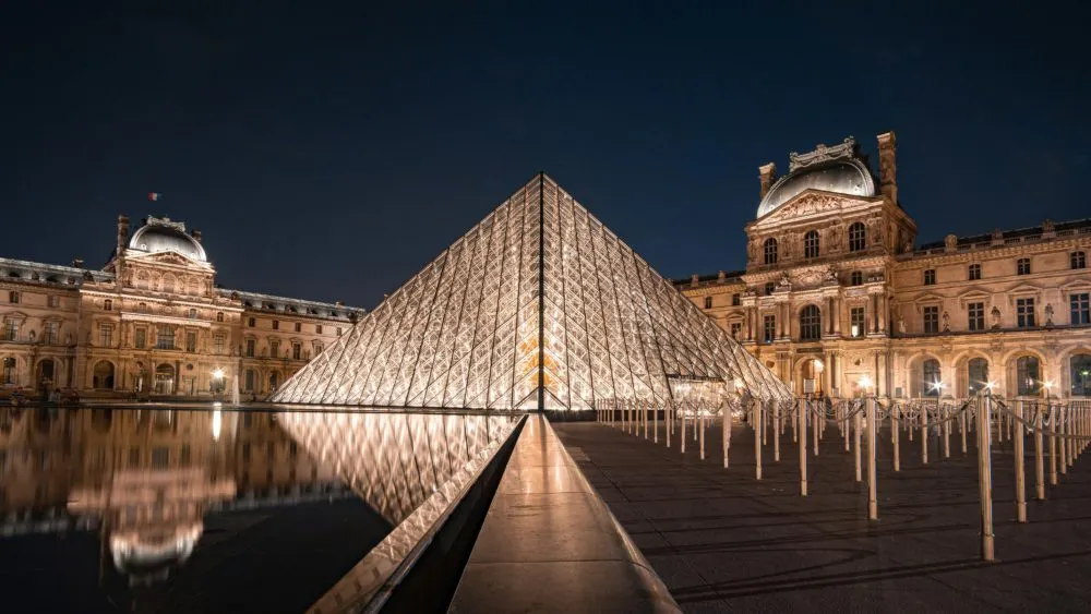 Robo en el Museo del Louvre: se llevan joyas de Napoleón y reyes franceses en siete minutos