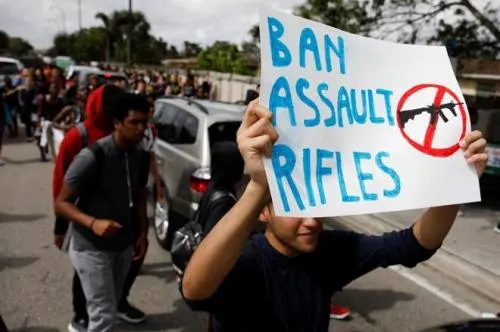 Detenido joven que amenazó con tiroteo en escuela de California y tenía las armas