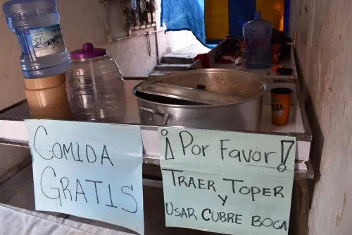 El señor Eloy Méndez apoya con despensas a personas necesitadas