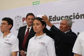 Entrega USEP cofias y distintivos a estudiantes de Enfermería y Obstetricia