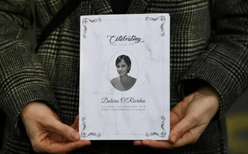 Familiares dan último adiós a Dolores O’Riordan; la sepultan en Limerick