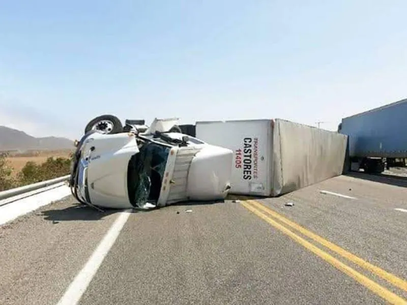 Fuerte viento vuelcan dos tráileres en carretera de Oaxaca