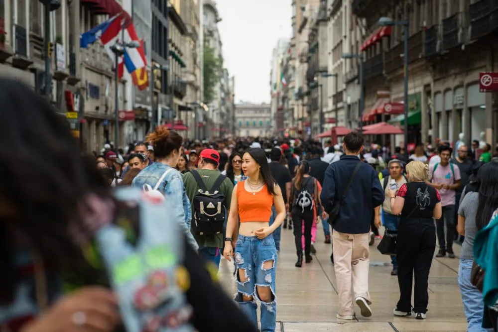 México busca atraer turistas chinos ante caída de viajeros en destinos de playa