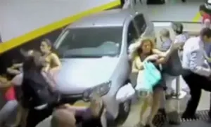 Conductora atropella a fieles y deja dos muertos (+video)