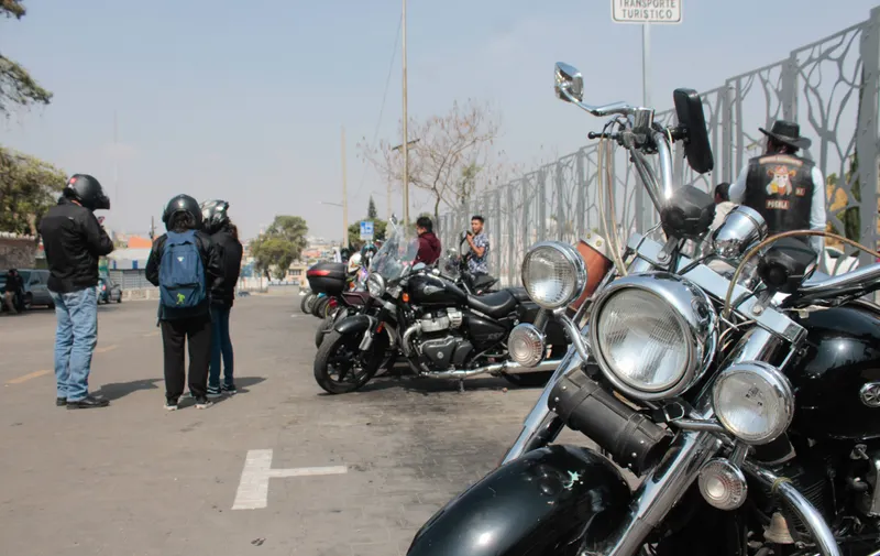 Motociclistas protestan en el Congreso de Puebla contra Ley Chaleco