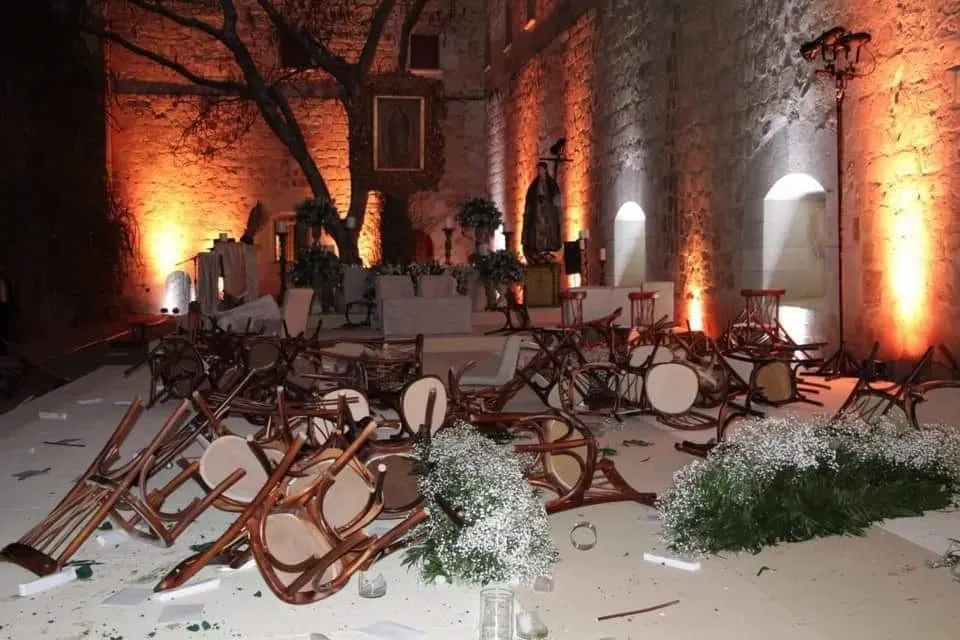 Maestros de la CNTE causan destrozos en boda de Elba Esther