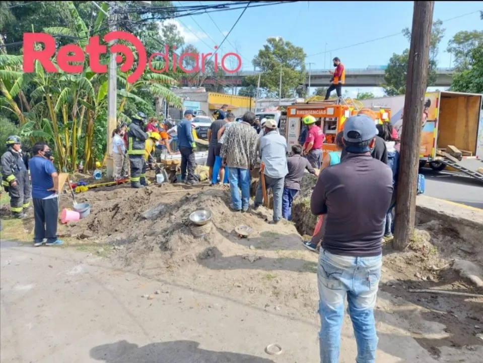 Rescatan a menor en derrumbe de Caleras