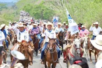 Participa Eduardo Rivera en la cabalgata en honor a San Isidro Labrador, en Francisco Z. Mena