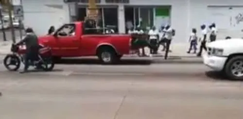 Brigadistas de Puebla al Frente golpean automóvil en la 24 Sur