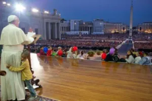 Niño burla seguridad en Vaticano y abraza al Papa