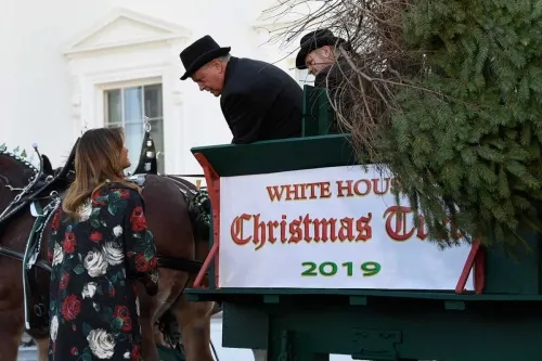 Llega la Navidad a la Casa Blanca; Melania recibe el árbol