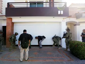 PGR asegura 11 avionetas, 7 inmuebles y 8 vehículos, en cacería a ‘El Chapo’